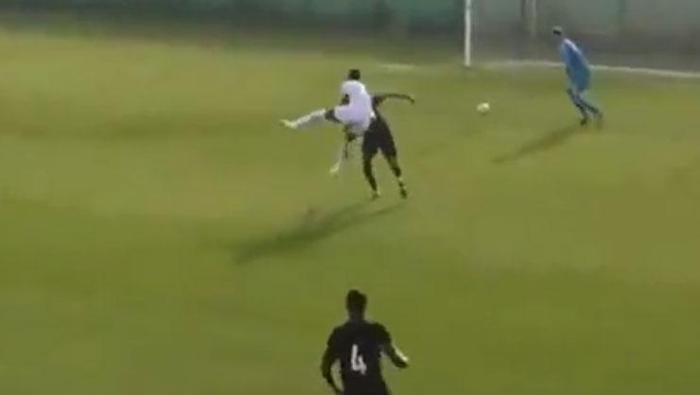 Zenit'in Krasnodar ile oynadığı hazırlık maçının henüz 5. dakikasında rakibine topsuz alanda uçarak müdahalede bulunan Duran, pozisyonun ardından sarı kartla cezalandırıldı.