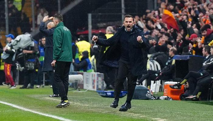 'MOURINHO ESKİSİ GİBİ DEĞİL'
Geçtiğimiz sezon Türkiye Kupası'nda Galatasaray deplasmanda Fenerbahçe'yi mağlup ettiği maçın ardından Jose Mourinho ile Okan Buruk arasında bazı olaylar yaşanmıştı. Sunucunun bu olayı sormasıyla ilgili olarak ise, 