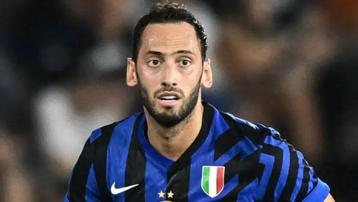 Okan Buruk yaptığı açıklamada, “Elbette Serie A'yı takip ediyorum. Belki bir gün teknik direktör olarak geri dönerim. Hakan'ı 15 yıldır tanıyorum. O da takımımızın taraftarı. Taraftarlarımız onun buraya gelmesini istiyor. Kısacası, onu açık kollarla bekliyoruz.” demişti.