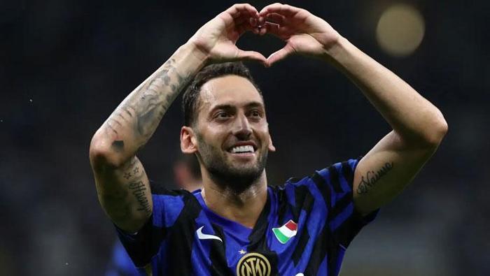 Calciomercato'ya göre, Galatasaray geçen yaz öncelikle Çalhanoğlu'nun çevresiyle temasa geçti ve onlarla çalıştı, Inter ise hiçbir zaman somut bir teklif almadı. Belki 40 milyon avroluk bir teklif için masaya oturabilirlerdi, ancak onu kaybetmek istemediler.