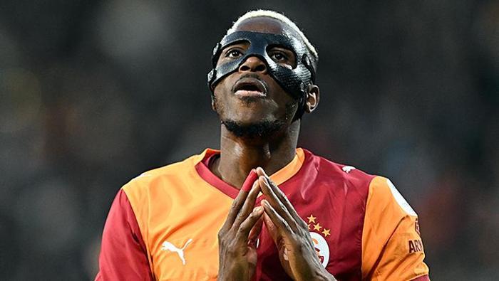 'BİR BABA OLARAK KULÜBÜMDE İSTİYORUM'
İmza atmadan önce Okan Buruk’la telefonda konuştuğumda bana şunu söyledi: ‘Sana bir insan olarak, bir teknik direktör olarak ve bir baba olarak seni kulübümde istediğimi söylemek için buradayım. Ve biliyorum ki bu taraftar seni çok sevecek. Senin için her şeyi yapacaklar. Zor bir dönemden geçtiğin zamanlarda bile bu kulüp arkanda olacak.’ Türkiye’ye giden uçağa binmeden önce her şeyi Tanrı’nın ellerine bıraktım. Uçak indiğinde, gecenin bir yarısı, beni bekleyen 3 bin Galatasaray taraftarı vardı. Özel bir havalimanında. Uçağımı havadayken takip ediyorlardı. İnsanlar beni kollarını açarak karşıladı. Bu his paradan daha değerli.