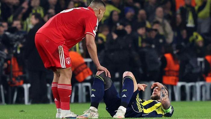 Fenerbahçe'nin tecrübeli savunmacısı Milan Skriniar, 24'üncü dakikada sağ kasığından sakatlık yaşadı. Milan Skriniar için sağlık ekipleri oyun alanına geldi ve tedavi uyguladı ancak kenara değişiklik işareti yapıldı. Skriniar, kenara gelmek zorunda kaldı.