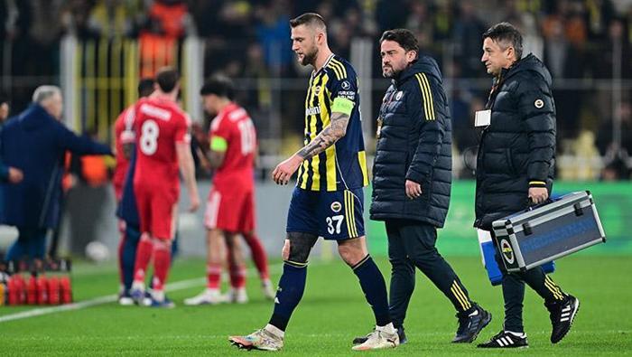 Sarı-lacivertli takımda sakatlık yaşayan Milan Skriniar yerine oyuna Çağlar Söyüncü dahil oldu. Pas atmak istediği sırada sakatlanan Skriniar'ın durumu merak konusu olurken, Domenico Tedesco maç sonunda yaptığı açıklamada kötü haberi verdi ve 