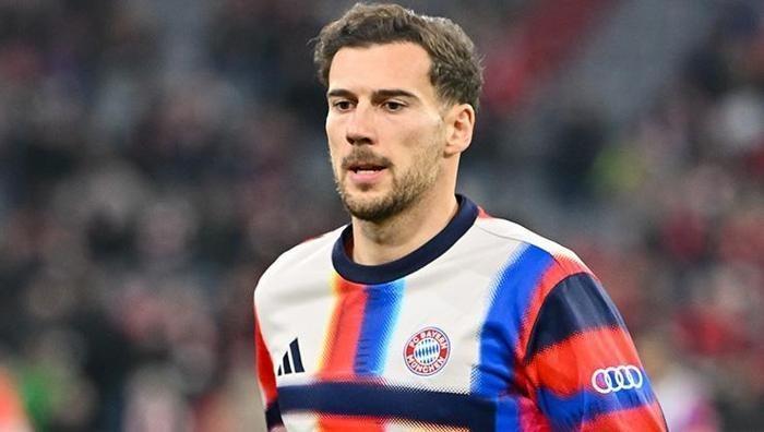 ATLETICO MADRİD'E TRANSFERİ DİREKTEN DÖNDÜ
31 yaşındaki futbolcu, kış transfer döneminde neredeyse Atletico Madrid'e imza atıyordu. Ancak bu transfer son anda iptal oldu ve Goretzka, şimdi sezon sonuna kadar Bayern'de forma giyecek.