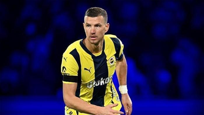 46 GOL 18 ASİST
Edin Dzeko, Fenerbahçe ile tüm kulvarlarda toplamda 99 maça çıktı. Yıldız futbolcu söz konusu 99 karşılaşmada 46 gol atıp 18 asist yaparak 64 gole direkt katkı sağladı.