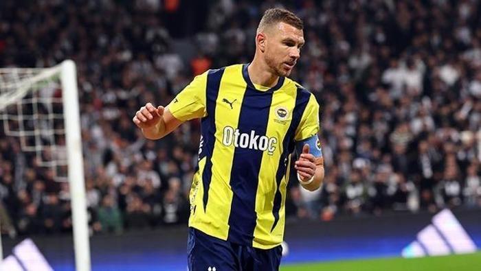 VEDA MAÇINA ÇIKMADI
Fenerbahçe, geçen sezonun son maçını iç sahada Konyaspor'a karşı oynamıştı. Yıldız futbolcu, Dusan Tadic ile birlikte karar alıp bu veda maçına çıkmadı. Dzeko'nun, protestolar sebebiyle taraftara veda etmediği bildiriliyor.