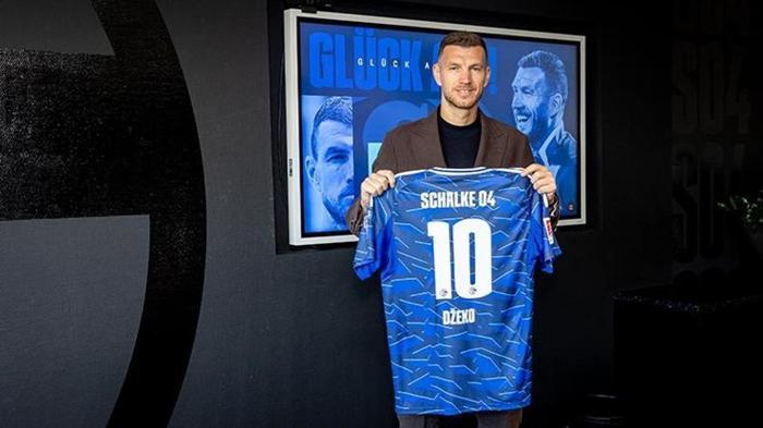 SCHALKE 04'E İMZA ATTI
Sarı-lacivertli kulüpten ayrıldıktan sona Fiorentina'da yarım sezon oynayan Edin Dzeko, 2026'nın ocak ayında Almanya Bundesliga 2 ekibi Schalke 04'e imza attı. Yıldız futbolcunun sürpriz transferi şaşkınlıkla karşılanmıştı.