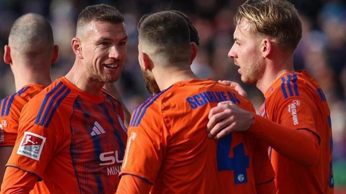 DURDURULAMIYOR
Edin Dzeko, Schalke 04'e gittiğinden beri adeta şov yapıyor. Fenerbahçe'nin eski yıldızı, Alman takımında dört maçta üç gol iki asist yaparak şimdiden beş gole direkt katkı sağladı.