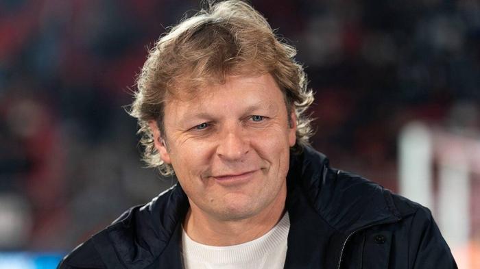 'KRAMPONLARINI KENDİSİ TEMİZLİYOR'
Schalke 04 Futbol Direktörü Youri Mulder, Dzeko'nun performansıyla ilgili BILD'e açıklamada bulundu. Oyuncuyu öven Mulder, 