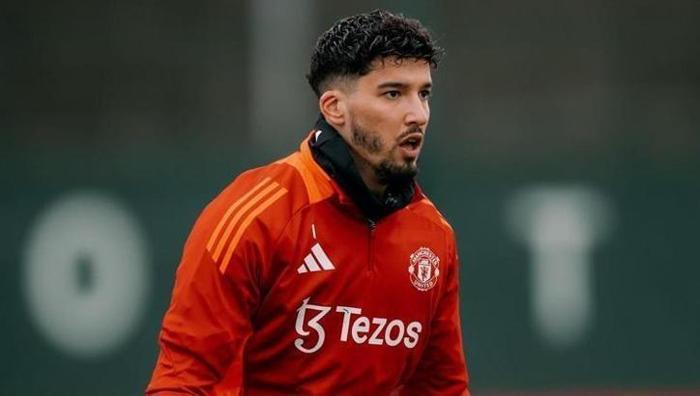 UNITED ZORLUK ÇIKARMAYACAK
United’ın da transferde zorluk çıkarmayacağı belirtildi. Daha önce gelen haberlere göre de Altay, yıllık ücretini 2 milyon Euro bandına kadar indirmişti.