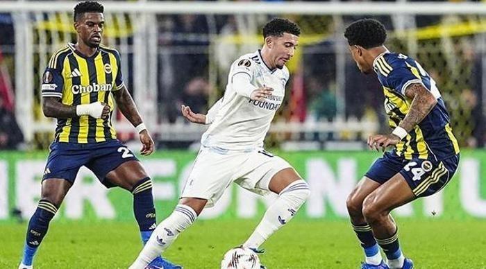 TEK GOLÜNÜ FENERBAHÇE'YE ATTI
Jadon Sancho bu sezon Aston Villa'da 25 resmi maça çıktı. Sezon başında kiralanan İngiliz yıldız 1 gol atarken 1 de gol pası verdi. Sancho'nun tek golü de Avrupa Ligi'nde Kadıköy'de oynanan maçta Aston Villa formasıyla Fenerbahçe'ye karşı gelmişti.