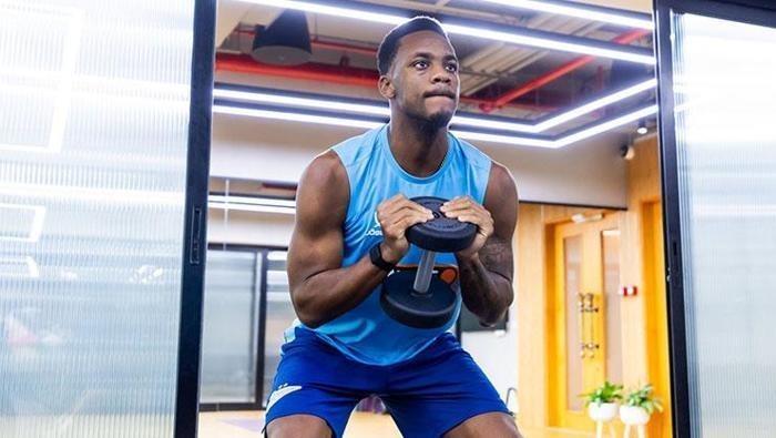 Aslında ben de bu konuyla çok ilgileniyorum. İngiltere'de çok iyi performans gösterdi ama sonra çok fazla takım değiştirdi. Burada çok önemli bir nokta var: Kendini toparlayıp tekrar üst düzey kulüplerin satın almak isteyeceği türden bir oyuncu olmaya karar verdi mi, yoksa tam tersine Zenit'ten sonra kimse ona ihtiyaç duymayacak mı? Anladığım kadarıyla, Fenerbahçe ondan kurtuldu ve kendilerini kurtardığı için dua etti