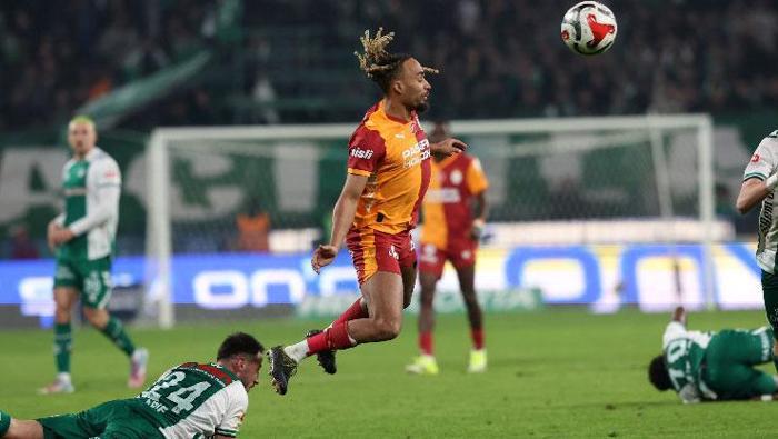 ROTASYONUN BEDELİ / SERKAN AKCAN - FANATİK
Birkaç gün önce Juventus’u sahadan silen, Şampiyonlar Ligi’nde haftanın en görkemli galibiyetine imza atan Galatasaray, Konyaspor deplasmanında ilk yarıyı isabetli şut atamadan bitirdi. Sakatlığı sebebiyle Osimhen’i İstanbul’da bırakan Okan Buruk Konya deplasmanını Icardi ile çözeceğini düşünerek büyük bir hata yaptı. Hoca bu hatayı maçın 1. dakikasında anladı ama iş işten çoktan geçmişti. Alameti farikası ön alan baskısı ve sahanın hemen her metrekaresinde bire bir baskılar olan Galatasaray Konyaspor’a karşı ilk yarıda neredeyse bu baskıları hiç yapamadı. Daha doğrusu yapmaya çalıştı ama başarılı olamadı. Osimhen’in kıymeti, oynayıp yıldızlaştığı maçlardan çok onun olmadığı maçlarda anlaşılıyor sanıyorum. Osimhen gol atamasa bile baskıda kaptığı toplarla tüm takım arkadaşlarını baskı zincirinin bir halkası olmaya zorluyor. Icardi ise hiç oralarda yok. Arjantinli santrfor ceza sahası içinde topla buluşmak istiyor, ama onu da takım arkadaşları getirsin derdinde. Öyle olunca Galatasaray tüm oyun standardını yitiriyor.