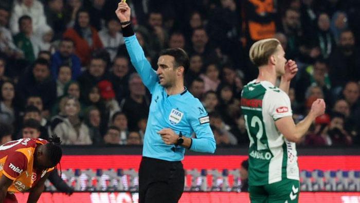 TARTIŞMA YARATACAK POZİSYON YOK / DENİZ ÇOBAN - FANATİK
Maç genel olarak hakem açısından yoğun tartışma yaratacak kritik pozisyonların yaşanmadığı bir karşılaşmaydı. Maçın tek tartışmalı ve sezon boyu konuşulabilecek pozisyonu, Galatasaray’ın golünün VAR müdahalesiyle ofsayt gerekçesiyle iptal edilmesiydi. Bu golün iptaline hatalı demek zor. Karar büyük ölçüde hakemin yorumuna ve takdir yetkisine bağlı bir durumdu. Sahada hakemler bu pozisyona ofsayt deseler de faul deseler de bariz bir yanlışlık olmazdı. Çünkü topa vurulduğu anda Boey ofsayt pozisyonundaydı ve aynı zamanda rakibinin topa doğru hareketini engelliyor gibi görünüyordu. Ancak bence burada iki önemli sorun var: Birincisi, aynı anda iki potansiyel ihlal söz konusu: Boey hem ofsaytta hem de rakibine karşı bir temas/faul yapıyor görünüyor. Kurallara göre böyle durumlarda genellikle daha ciddi veya önce gerçekleşen ihlal öncelik alır. Dolayısıyla teknik karar direk serbest vuruş olmalıydı.