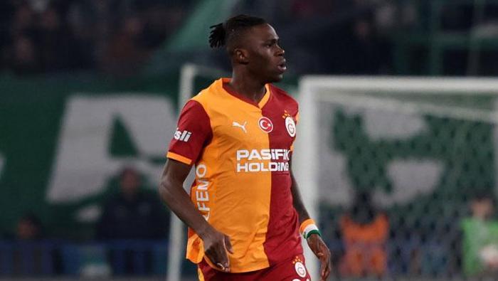 91 GÜN SONRA SINGO
Galatasaray’da Wilfried Singo, Konyaspor maçında 11’de başladı. Son olarak 22 Kasım 2025 tarihinde Süper Lig’in 13. haftasında RAMS Park’ta oynanan Gençlerbirliği mücadelesinde 11’de görev alan Singo, bu müsabakada yaşadığı sakatlığın ardından uzun süre sahalardan uzak kalmıştı. 25 yaşındaki futbolcu, Konya karşılaşmasıyla da 19 maç sonra 11’de görev aldı. Okan Buruk, Wilfried Singo’yu Abdülkerim Bardakcı ile birlikte stoper olarak oynattı. Fildişili futbolcu, sahada kaldığı süre içerisinde elinden geleni yaptı. 25 yaşındaki futbolcu, zaman zaman yaptığı çıkışlarla da hücuma destek verdi.