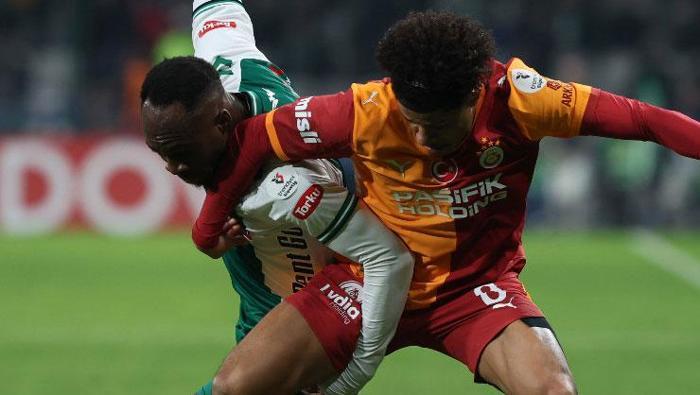 ETKİSİNDEN ÇIKAMADILAR
Okan Buruk devre arasında Icardi, Abdülkerim ve Yunus’u çıkarıp, Torreira, Lang ve Barış Alper’i oyuna sürdü. Barış Alper santrfora, Sallai 10 numaraya, Lemina da stopere geçti. Galatasaray bir nebze ayarlarına dönmeyi denemeye başladı. Lang sol forvette büyük fark yarattı. Boey’e attığı bir pasla tüm Konya savunmasını mat etti, devamında da Sane golü attı. Ama bu gol VAR incelemesiyle iptal edilince maçın senaryosunda yeni bir pencere açıldı. Galatasaraylı futbolcular bu gol iptalinin etkisinden çıkamadılar. Konyaspor’da İlhan Palut, Muleka’yı çıkarıp Kramer’i sahaya sürünce maçın tüm momentumunu eline geçirdi. Aslında bunu başlangıç planında neden yapmadığı merak konusu. Kramer, fizik kalitesiyle Galatasaray savunmasını yıprattı, üstüne de maçı 2-0’a getiren golü attı. Konyaspor 26 Ekim’den bu yana ilk kez bir lig maçını kazanmış oldu.