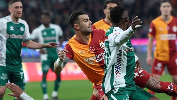 BU ZAFERE BU SONUÇ! / TUNÇ KAYACI - FANATİK
Juventus’a, Rams Park’ı dar eden Galatasaray rotasyonlu kadrosuyla çıktığı Konya deplasmanında ilk yarıda sıfır çekti. Hadi oynamayanları anladık ama devamlı oynayanların hali neydi. Kısaca akıllar salı günkü maçta kalmış. Juventus maçı sonrası maç yazımda Yunus’tan 10 numara olmaz demiştim. O görüşümü de revize edeyim, burada da olmaz. Yunus Akgün ya kanat oynar ya da kulübede oturur çünkü orta alanda sadece oynar gibi yapıyor ve takıma zarar veriyor. Peki, dün ilk 45 dakikada sadece Yunus mu kötü oynadı? Elbette hayır. Trabzonspor’un bana yaramaz diye gönderdiği Konyaspor’un sol kanadında Arif ve Olaigbe ikilisine karşı Bayern Münih forması giymiş iki isim Boey ve Sane bir tane kanat akını yapamadı. Hal böyle olunca kanatların yok, orta alanın zayıf ve rakibin baskısından devamlı kaleci Uğurcan’a dönüyorsa koca bir ilk yarıyı çöpe atıp soyunma odasına giden bir Galatasaray izledik. İlk yarının bir başka yıldızı, çok kötü yönetimiyle Atilla Karaoğlan... Türk hakemliğinin Avrupa’da neden olmadığını başarıyla gösterdi!