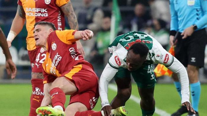 HOCAYA YAZAR
Okan Buruk’un hamlesi bir nebze olsun hareket getirse de rakip ceza alanında yine de aradığını bulamadı. Bu arada ilginç bir gol iptali izledik. Sane’nin şutunda ‘VAR’ ne gördü gerçekten merak ettim. İlhan Palut, ‘Önce durdurdum şimdi de galibiyet zamanı’ dedi ve önce Kramer sonra Bardhi’yi oyuna alarak hedefi 3 puan olarak değiştirdi. Nitekim bu düşüncesini hayata geçiren gol duran toptan geldi. Gecenin özeti, Juventus zaferinin üzerine ne bu futbol ne de bu sonuç yakışmadı Galatasaray’a bence… Bu mağlubiyet Okan Buruk’a yazar çünkü koskoca bir ilk yarıyı anlamsız bir kadro değişikliği yüzünden heba edersen, ikinci yarı paniklersin ve tuzla buz olursun. Konyaspor’u kutluyorum oyunun başından sonuna kadar taktik disiplinle oynadılar ve hak ettikleri bir 3 puan aldılar.