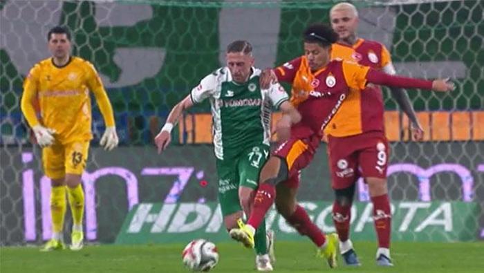 SARA'NIN MÜDAHALESİNDE FAUL VAR MI?
Bahattin Duran: 'Maç içerisinde Sara'nın burada gelip temiz şekilde topu tıklandığını gördüm. Ayağıyla topa vurdu. Dizine doğru bir temas var ama ondan dolayı vermiş olabilir. Ama burada doğru kararın oyunun devam etmesi olduğunu düşünüyorum.'Bülent Yıldırım: 'Ben burada hakemi eleştirmem. Sol diziyle yapılan müdahale ve elle hareketle birlikte momentumunu etkilediğini düşüyor.'Deniz Çoban: 'Devam ettirseydi daha iyi olurdu.'