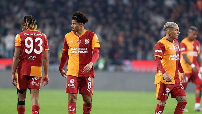 G.SARAY 10 MAÇ SONRA MAĞLUP
Trendyol Süper Lig'in 23. haftasında Galatasaray deplasmanda Konyaspor ile karşılaştı. Sarı-kırmızılılar, ilk yarısını 0-0 berabere tamamladığı müsabakadan 2-0'lık skorla mağlup ayrıldı. Bu sonuçla şampiyonluk yarışında kayıp yaşayan Aslan'ın ligdeki yenilmezlik serisi de sona erdi. Konya müsabakasından önce son olarak 12. haftada Kocaelispor'a 1-0 kaybeden Cimbom, daha sonra çıktığı 10 mücadelede 8 galibiyet, 2 beraberlik almıştı. Konyaspor'a karşı alınan yenilgiyle de Galatasaray, ligde 10 maç sonra kaybetti. Galatasaray, böylece Süper Lig'de bu sezonki 2. yenilgisini aldı. Sarı-kırmızılılar bu 2 mağlubiyeti de dış sahada yaptığı karşılaşmalarda yaşadı.