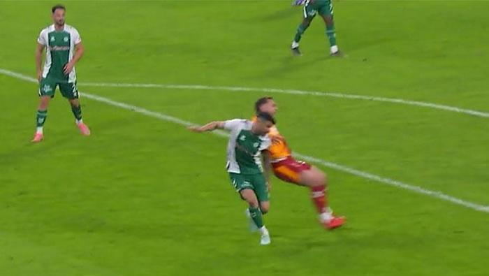 BARIŞ ALPER'İN YERDE KALDIĞI POZİSYON
Bülent Yıldırım: 'Penaltı olmaz. Defans oyuncusu doğru zamanlamayla rakibe temas etmeden topla oynamış. Dolayısıyla bir ihlal söz konusu değil.'Bahattin Duran: 'Devam kararı doğru benim için de. Bir ihlal yok.'Deniz Çoban: 'Devam kararı doğru.'