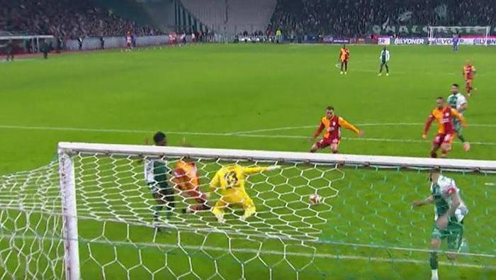 G.SARAY'IN İPTAL EDİLEN GOLÜNDE OFSAYT VAR MI?
Bülent Yıldırım: 'Sacha Boey'in müdahalesinin rakip oyuncunun hamlesini engelleyip engellemediği konusu sübjektif. Video hakem sağlamasını yapıyor, temas var diyor, gol de oldu diyor, bir sorguya giriyor ve prensipten uzaklaşıyor. Bu sübjektif bir karar. Hakem golü vermiş, siz neden karışıyorsunuz? Sane zaten topu doğrudan kaleye vurmuş. Ben video hakem olarak ciddi bir şüphe görmüyorsam sahadaki görevlinin kararını neden desteklemeyeyim? Prensip belli, sübjektif bir karar varsa video hakem karışmaz. İptal kararı doğru değil.'Deniz Çoban: 'Ben de pozisyonun ofsayt olmadığını düşünüyorum. Bu gol sahada iptal edilse haklı bulurdum, golün iptaline de 