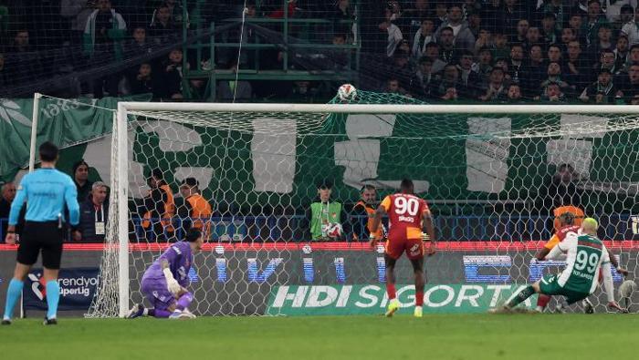 OSIMHEN YOKKEN BU OLMAZ
Rotasyona bir de şu açıdan bakmak lazım. Galatasaray'ın oyun planının yüzde 60'ını Osimhen oluşturuyor. Gol atmasının yanı sıra hücum oyuncularının performanslarını yukarı çeken de Osimhen... Takım için bu kadar önemli bir oyuncun yokken bu kadar sert bir rotasyon yapamazsın. Yaparsan da sonuçlarına katlanırsın.