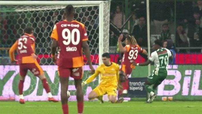 'BENİM KARARIM OFSAYT!'
Kahveci, dün gece çok tartışılan Galatasaray'ın ofsayt pozisyonuna da değindi. Eski millî futbolcu iptal edilen golle ilgili, 