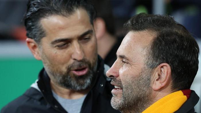 İLHAN PALUT'A İLK KEZ KAYBETTİ
Galatasaray Teknik Direktörü Okan Buruk, Konyaspor'u çalıştıran meslektaşı İlhan Palut karşısında ilk mağlubiyetini yaşadı. Buruk, bu müsabakaya kadar Başakşehir'in başında 2, Galatasaray ile 7. kez İlhan Palut'un çalıştırdığı Göztepe, Konyaspor ve Çaykur Rizespor'a rakip oldu. Tecrübeli teknik adam, Başakşehir ile Palut'un Göztepe'sine karşı 2 maçta birer galibiyet ve beraberlik aldı. Okan Buruk, sarı-kırmızılı takımın başında ise İlhan Palut'un çalıştırdığı Konyaspor'a 2. kez rakip olurken Çaykur Rizespor ile 5 kez karşılaştı. Bu maça kadar İlhan Palut'a karşı yenilgi görmeyen Okan Buruk, rakip teknik adam karşısında ilk kez kaybetti.