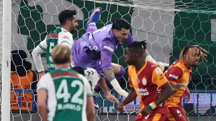 Lider Galatasaray, Trendyol Süper Lig'in 23. haftasında deplasmanda Konyaspor'a 2-0 mağlup olarak zirve mücadelesinde 
