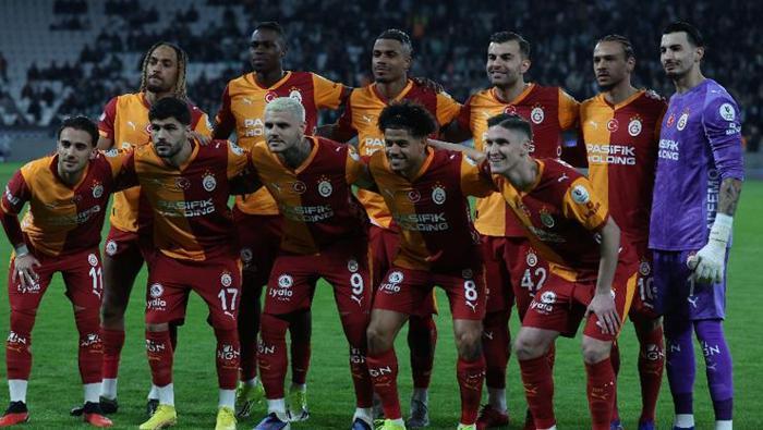 ROTASYON DEĞİL, CİDDİYETSİZLİK | METİN KARABAŞ - FANATİK
Konya deplasmanından 2-0’lık yenilgiyle dönen Galatasaray şampiyonluk yarışındaki tüm kredisini tüketti. Hatta ligdeki yakın tarihli maçlarına bakılınca Sarı-Kırmızılılar için işlerin zorlaştığını söylemek doğru olur. Juventus zaferinin ardından alınan bu ağır mağlubiyet aslında Galatasaray’da yazılı olmayan fakat hep tekrar eden bir kural haline dönüştü. Şampiyonlar Ligi öncesi ve sonrası Okan Buruk’un takımı puan kaybederken kazandığı maçlarda dahi son derece kötü bir oyun ortaya koydu. Bu durumun en büyük sebebi rehavet ve ‘nasıl olsa yeneriz’ düşüncesinin getirdiği ciddiyetsizlik elbette. Bu maçlarda yapılan rotasyonu ise tablodaki en düşük etken olarak görüyorum. Özellikle Galatasaray’ın Konyaspor karşısındaki kadrosuna baktığımızda yine sahada yıldızlarla dolu bir ilk on bir görüyoruz. Hatta buna sonradan oyuna dahil olan isimleri de eklemek gerekir.