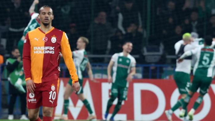 YENİLMEZLİK SERİSİ BİTTİ
Galatasaray, Süper Lig'de 10 maç sonra mağlup oldu. Bu sezonki tek yenilgisini 12. haftada konuk olduğu Kocaelispor'a 1-0 kaybederek yaşayan sarı-kırmızılılar, sonraki 10 müsabakada 8 kez kazandı. 