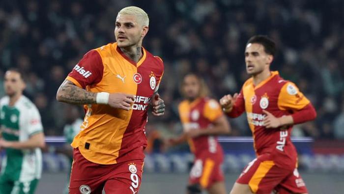 BEDELİ ÖDEMEMEK İÇİN
Rakibinden üç dört gömlek üstün bir oyuncu grubuna sahip olan Sarı-Kırmızılar’ın sahadaki başarısızlığının temel sebebi ciddiyetsizlik. Okan Buruk’un Konya karşında eleştirebileceğim tek tercihi Osimhen’in yokluğunda Barış Alper’in yedek kalması olur. Çünkü Osimhen gibi ön alan baskısını başlatan ve fizik kapasitesi yüksek bir isim yoksa bu açığı kapatacağınız kişi Barış Alper olabilirdi. Öte yandan Buruk’un bazı maçlarda yine farklı kadrolarla sahaya çıkıp oyuncularını dinlendirmesi gerektiğini düşünüyorum. Çünkü elinde son derece geniş ve kaliteli bir kadro var. Giren-çıkan oyuncular arasında şu anda büyük bir kalite farkı yok. Sonuçta bu kadro planlaması bu sebeple yapıldı. Büyük bir avantaj kaybeden Buruk ve öğrencileri bu kez gereken dersi almalı. Sahada gereken ciddiyeti göstermezsen sezon sonunda bedelini şampiyonluktan olarak ödersin.