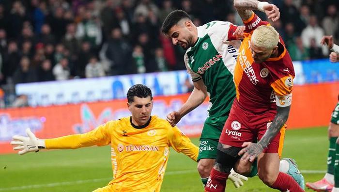 Osimhen'in yokluğunda Konyaspor deplasmanında ilk 11'de sahaya çıkan Mauro Icardi de esasen tam olarak oynamaya hazır değildi. Arjantinli santrfor, maç öncesi yapılan son antrnemanı sırtında ve boynundaki tutulma nedeniyle yarıda bırakmak zorunda kalmıştı.