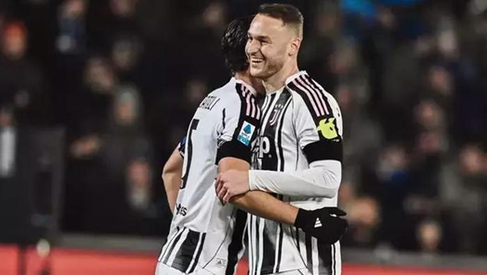 GALATASARAY YENİDEN DEVREDE
La Gazzetta dello Sport'ta yer alan habere göre Galatasaray, devre arası transfer döneminde gündeme gelen ve İstanbul'da 5-2 biten ilk maçta Juventus'un iki golünü atan Teun Koopmeiners ile yeniden ilgileniyor. Koopmeiners'ın uluslararası arenada gösterdiği performansın ardından Galatasaray'ın 27 yaşındaki Hollandalı orta saha oyuncusu için yeniden bir hamle yapabileceği öne sürüldü.