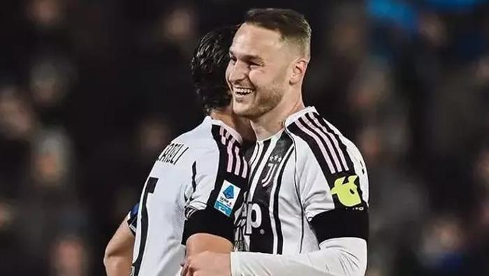 TEKLİFLER DİNLENECEK
Koopmeiners, ara transfer döneminde gelen teklifleri kabul etmemiş ve Juventus'ta kalmıştı. Juventus'un, yaz transfer dönemindeki düşüncesinin farklı olduğu ve gelecek teklifleri değerlendirmeye hazır olduğu belirtildi.