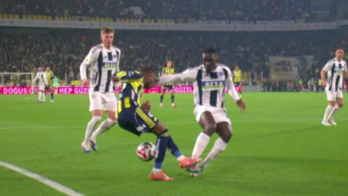 NENE'NİN YERDE KALDIĞI POZİSYON PENALTI MI?
Bahattin Duran: Kasımpaşalı oyuncunun sağ ayağıyla Nene'ye bir teması var. Benim fikrime göre penaltı değil ama bu yoruma açık bir pozisyon, hakem bunu bu şekilde görüp teması yeterli sayıp penaltı diyebilir. Ancak bence penaltı için yeterli değil.Bülent Yıldırım: Frimpong'un ayağı Nene'ye temas ediyor bunu görüyoruz. Bu haliyle bu çok düşük bir kontak. Hakemin devam kararı yerinde.Deniz Çoban: Burada sizden ayrılıyorum. Kasımpaşalı oyuncu Nene'nin ayağına temas edince Nene'nin bir sonraki hamlesini etkilediğini düşünüyorum. Burada bir penaltı verilmesinin çok daha doğru olduğunu düşünüyorum.