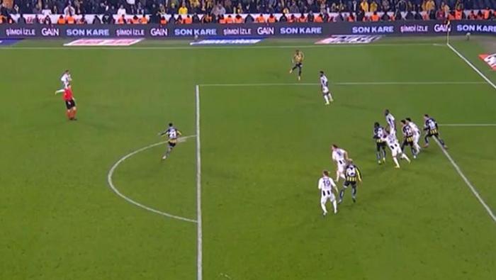 FENERBAHÇE'NİN GOLÜNDE OFSAYT VAR MI?
Bahattin Duran: Mert Müldür ofsayt pozisyonunda ancak top ona çarpmıyor. Top rakip oyuncusuna çarparak giriyor. Kesinlikle Mert'in müdahalesi yok. Karar doğru gol nizami.Bülent Yıldırım: Bence de ihlal söz konusu değil. Karar doğru.Deniz Çoban: Ben de aynı gerekçelerle karar doğru diyorum.