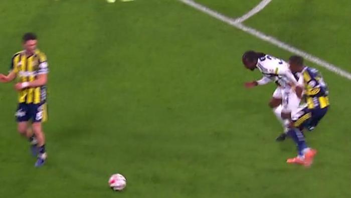 DIABATE'NİN YERDE KALDIĞI POZİSYONDA DEVAM KARARI DOĞRU MU?
Bülent Yıldırım: Penaltılık bir ihlal söz konusu değil. Ayak topla buluşamıyor rakibine geliyor. Futbol içinde bir çarpışma. İhlal yok.Bahattin Duran: Diabate gelip ayağını Nene'ye temas ettiriyor. Bir ihlal söz konusu değil.Deniz Çoban: Nene gelip o teması yapsa penaltı düşünülebilirdi ancak ihlal yok. Devam kararı doğru.