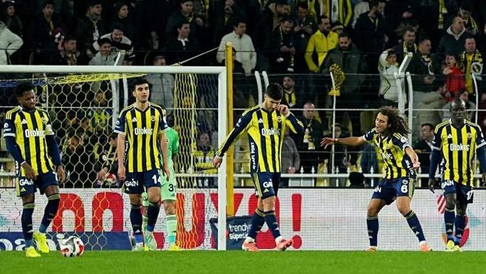 FENERBAHÇE'NİN SERİSİ 4. KEZ KADIKÖY'DE SONA ERDİ
Sarı-lacivertlilerin bu sonuçla ligdeki 3 maçlık galibiyet serisi de sona erdi. Kanarya'nın, 17 Eylül’de Corendon Alanyaspor ile oynadığı maçla 3, 1 Aralık’taki Galatasaray derbisiyle 5 maçlık galibiyet serisi sona ererken, aynı durum 25 Ocak’ta oynanan Göztepe maçıyla yaşanmıştı. Tedesco’nun öğrencileri şubat ayı itibarıyla Kocaelispor, Gençlerbirliği ve Trabzonspor karşısında hanesine 3’er puan yazdırırken, bu galibiyet serisi de Kasımpaşa maçında sonlandı.