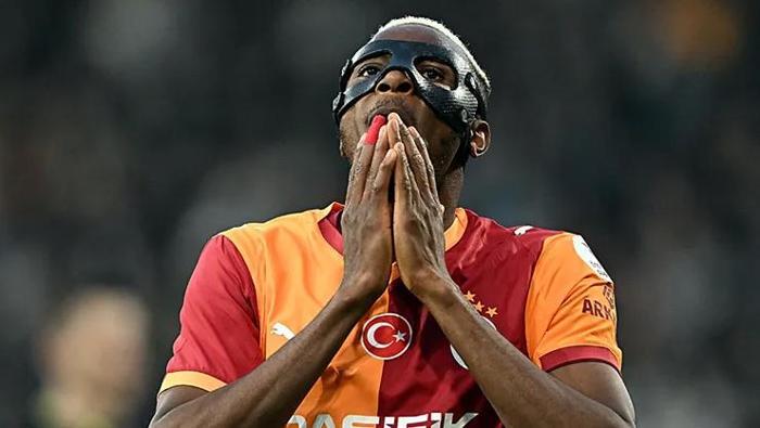 İDDİALAR ENDİŞE VERDİ
Ancak maçtan sonraki iddialar kayıp puanlardan daha endişe vericiydi. Osimhen’in 2 aydır maaşını alamadığı ve bu yüzden “Bizimle Konya’ya gel, gerekirse kulübede ol” teklifine “Hayır” cevabını verdiği ileri sürüldü.