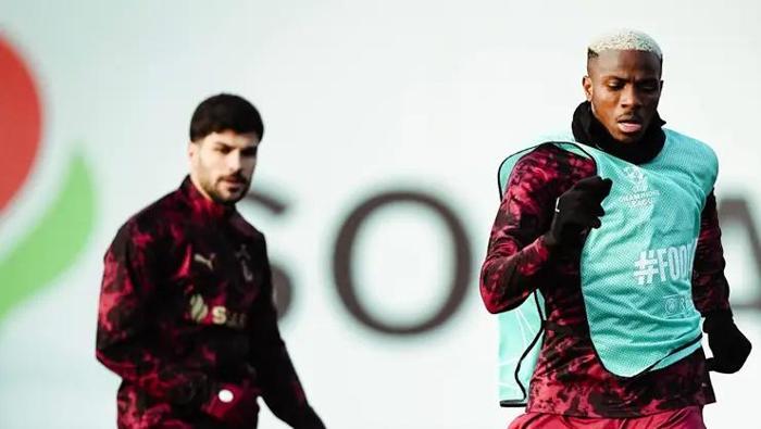 AKŞAM İDMANINA ÇIKTI
Victor Osimhen’in bu kriz gündemine rağmen dün akşamki antrenmana çıkıp takımla çalışması, yüreklere bir nebze olsun su serpti. 27 yaşındaki santrforun Juventus rövanşına da ilk 11’de başlaması bekleniyor. Ancak SarıKırmızılı camiada Osimhen’in Konyaspor deplasmanına neden gitmediği yönündeki kafa karışıklığı hâlâ devam ediyor.