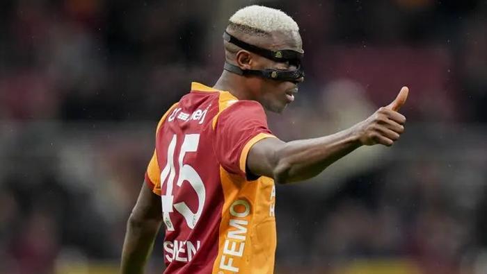 KAFALARI KARIŞTIRDI
Kulübe yakın kaynaklar bu iddiayı kısa sürede yalanlarken, maaş ödemelerinde ciddi bir sorun bulunmadığı, gecikmiş şampiyonluk primlerinin de Konyaspor maçından önce ödendiği bilgisini verdi. Buna rağmen Osimhen’in gün içerisinde Instagram hesabındaki bilgi bölümünde “Galatasaray” yazısını kaldırması ve profilindeki “Öne çıkanlar” kısmındaki Galatasaray fotoğraflarını silmesi kafaları karıştırdı.