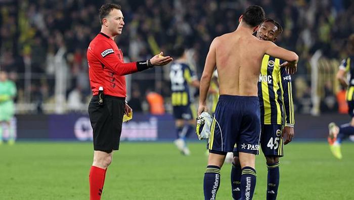 Kritik anlarda tutarsızdı
32. dakika: Nene-Frimpong mücadelesinde Nene’nin destek ayağını bozan bir müdahale vardı; penaltı verilmesi bence daha isabetli olurdu. 58. dakika: İrfan Can’ın ceza sahası içindeki müdahalesi penaltı sınırındaydı. Hakem çok iyi açıdaydı ve takdirini devamdan yana kullandı. Ancak oyunun iki top nedeniyle devam etmesi bu pozisyonu doğurdu. 90+2 dakika: Ben Ouanes’in ikinci sarısı (kırmızı) yerindeydi. Sonuç olarak Yasin Kol, maçın genel akışını yönetmekte zorlanmadı ama kritik anlarda (özellikle iki top olayı ve bazı penaltı/sarı kart kararlarında) tutarsız ve riskli davrandı.