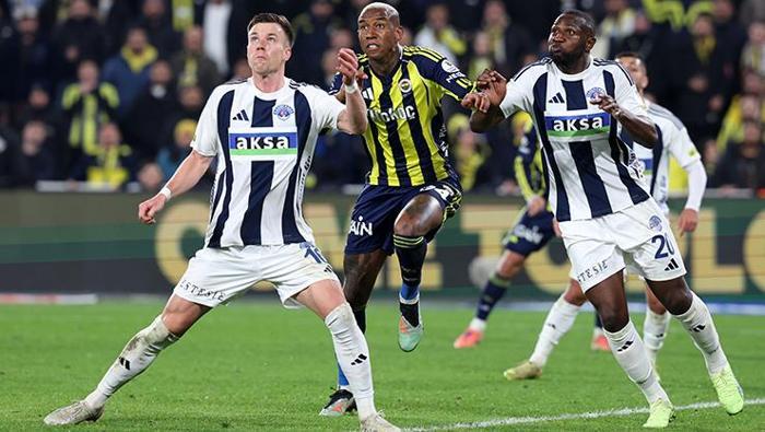 'Fırsat tepmek’ tam da budur!' - Cem Dizdar --> Fanatik
İki takımı tanımayıp ilk devreyi izleyenler açısından hangisinin ligin dibinde, hangisinin liderlik yolunda olduğunu anlamak o denli kolay olmazdı. Sahadaki görüntü, bilinçsizce koşup duran futbolculardan öte değildi çünkü. Bizim diyarın sevdiği aksiyon ifadelerinden birini kullanırsak, neredeyse ‘şut dahi atılmadı’ bu devrede! İki kritik kaleci kurtarışı, Fenerbahçe’nin iki stoperinin sakatlanarak çıkması, bolca hakeme itiraz devreden akılda kalanlardı. Bir de sona doğru git gele dönen maçtaki bir iki pozisyonda ufak çaplı heyecan, o kadar! Beklenti ikinci devrede ‘daha büyük şeyler olacağı’ydı... Bizde santrfor sadece ‘gol atıcı’ olarak tanımlanır ancak oysa o pozisyon bir takım için esasen daha fazlasıdır. Kasımpaşa kendi ceza sahasına iyice gömülünce Fenerbahçe’nin ‘klasik santrfor’ pozisyonu oynayabilen birinin konforundan yararlanamadığı da görünür hale geldi. Top alamadıkça sağa sola veryansın eden Talisca ne ‘klasik santrfor’ ne de kendi yerindeydi. Bu ‘hibrit pozisyon’un alanda yarattığı sıkışıklık nedeniyle Asensio’nun verimliliği de sekteye uğradı.