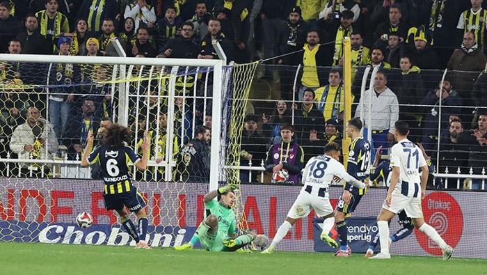 Tam bitti derken...
İkinci devrede ilki gibi akıp gidiyordu. Ne bir ‘büyük şans’ ne onun öncesi! Yapamıyordu ama varsa yoksa orta deniyordu Fenerbahçe. Açamadılar o kilidi ve hiçbir şey demeyelim ama futbol adına çok çok, çok az şey olan maç öylece bitecekti ki, Nene nihayet orta yapmak yerine pas attı. Alan da sıkışıp kalmış Asensio da yerini bulmuştu ve Fenerbahçe uzatmada golü attı. Fakat tam bitti derken... Onca dakika değil öne çıkmak orta saha çizgisini görmeyen Kasımpaşa’da kaleci Gianniotis’in orta sahaya gelip uzun vurmasına izin veren Fenerbahçe’de tüm takım aynı anda uyuyunca olanlar oldu! Berabere... Devre arası transfer politikası nedeniyle ‘takım mühendisliği’ başlığını unutmuş olanlar şimdi Tedesco’ya yönelecektir kuşkusuz! Beri yandan biraz romantik epey dramatik son dakikaların ardından da sanırım artık ‘Konya’da olanlar Konya’da kalacak’tır.