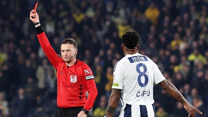 'Nene'ye penaltı verilebilirdi' - Deniz Çoban --> Fanatik
Fenerbahçe-Kasımpaşa maçını yöneten hakem Yasin Kol, yüksek tempolu ve gergin atmosferde bazı kritik kararlarında tartışma yarattı. En büyük sorun, sahada iki top varken oyunu durdurmayıp devam ettirmesiydi; bu, özellikle 58. dakikadaki İrfan Can’ın Levent’e ceza sahası içindeki müdahalesine zemin hazırladı ve büyük bir risk taşıyordu (gol ya da penaltı olsa büyük problem olurdu). Bu, maçın en kabul edilemez hatası olarak öne çıkıyor. Kritik pozisyonlara kısaca bakarsak; 7. dakika: Talisca, penaltı beklentisi pozisyonunda aldatma girişiminden dolayı sarı kart görmesi gerekirdi. Maç boyu benzer bir aldatmada da ona kart çıkmadı. 15. dakika: Diabate-Nene mücadelesinde penaltı yoktu, devam kararı doğruydu. Kasımpaşalı topu ıskalayıp Fenerbahçeli’nin ayağına kendisi vurmuştu.