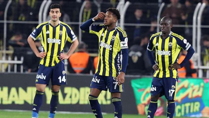 'Yazık!' - Zafer Büyükavcı --> Fanatik
Sonuçtan bağımsız yazıyorum alttaki iki paragrafı. Kalite ayrıntıda gizlidir. 24. dakikada Çağlar sakatlandığında Fenerbahçe hücuma çıkıyordu. Bir yandan takımıyla hücum bölgesine geçen Guendouzi, diğer yandan eliyle kulübeye değişiklik işareti yapıyordu. Devamında top Kasımpaşa’ya geçtiğinde ise Çağlar’ın görev bölgesine yönelerek olası bir tehlikeyi bertaraf etmeye çalışıyordu. Oyuna hakim, sahaya hakim, çevre kontrolü var, soğukkanlı, ayakları iyi ve pas kalitesi yüksek. Yanında kim oynar bilmem, ama Tedesco’nun orta alandaki ilk tercihi her daim Guendouzi olmalı.