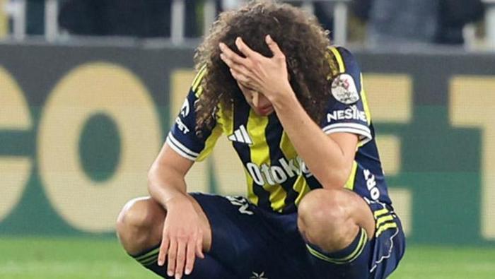 Yiğit Efe’yi aldı stopere ve Guendouzi’yi çekti yanına. Fransız kariyerinde ilk kez stoper oynuyordu. Oranın da hakkını verdi aslında. Sahadaki tüm oyuncuları ve oyunu yönetti. Bir hata yaptı, pahalıya patladı. 90 dakika Kasımpaşalı oyuncuların yerden kalkmadığı, Yasin Kol’un tribünlere saatini gösterdiği enstantanelerle geçti. Fenerbahçe oynamak, Kasımpaşa oynatmamak üzerine kurguluydu. Hakem de tercihini oyundan değil, oynatmamaktan yana kullandı.