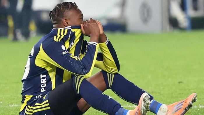 Oyunsuzluğun ödülü
Bu girizgahın ardından maça dönelim. Nottingham faciası sonrası Fenerbahçe’nin yol haritası belli. Evet rövanş henüz oynanmadı ama gerçekçi olmak ve rotayı lig ile kupaya kırmak gerekli. Bu düşünceyle baskılı başladı oyuna Fenerbahçe. Ancak planları alt üst edecek iki şanssızlık yaşadılar. 17’de Çağlar, 30’da Oosterwolde sakatlandı. Skriniar’ın yokluğunda tandemini tümden yitirdi Tedesco.